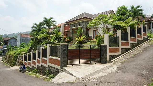 Inspirasi Pagar Berundak untuk Rumah di Lahan Miring Model Kombinasi Dinding Pendek
