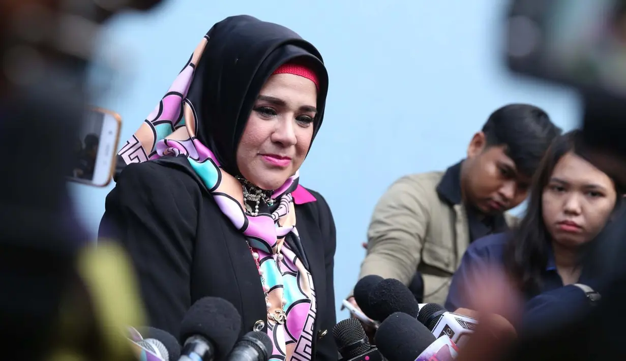Fitria Sukaesih, kakak kandung Dhawiya yang merupakan anak kedua Elvy ini menceritakan kondisi adik bungsunya yang kini berada di tahanan. Bahkan ia juga menyebutkan barang yang diminta sang adik. (Nurwahyunan/Bintang.com)