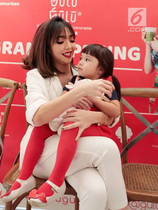 Momen keakraban selebritas Gisella Anastasia bersama sang anak Gempita Nora Marten dalam pembukaan stan produk minuman di Jakarta, Jumat (23/3). Gisel mengaku bahwa Gempi menyaingi ketenarannya sebagai pesohor hiburan. (Liputan6.com/Faizal Fanani)