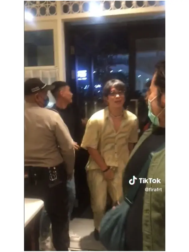 6 Potret Dikta Jalan Kesakitan Usai Manggung, Ramai Diduga Alami Pelecehan Seksual
