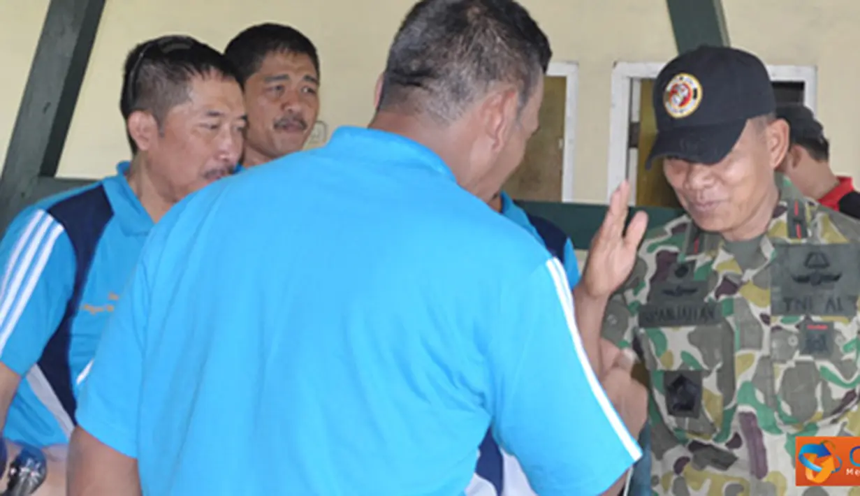 Citizen6, Surabaya: Wadan Kobangdikal Brigjen TNI (Mar) S Panjaitan saat hadir di tenntis farewell game Brigjen TNI (Mar) P Verry Kunto di lapangan tenis Kobangdikala, kesatrian Bumimoro. (Pengirim: Penkobangdikal).