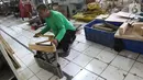 Pekerja sedang menata sepeda kayu di Gedung LIPI , Cibinong, Kabupaten Bogor, Jawa Barat, Rabu (30/10/2019). Satu pohon bisa menghasilkan 30 frame sepeda dan proses satu hari 3 frame sepeda, produk sepeda biocycle sudah di  sejak tahun riset 2015. (Liputan6.com/Herman Zakharia)