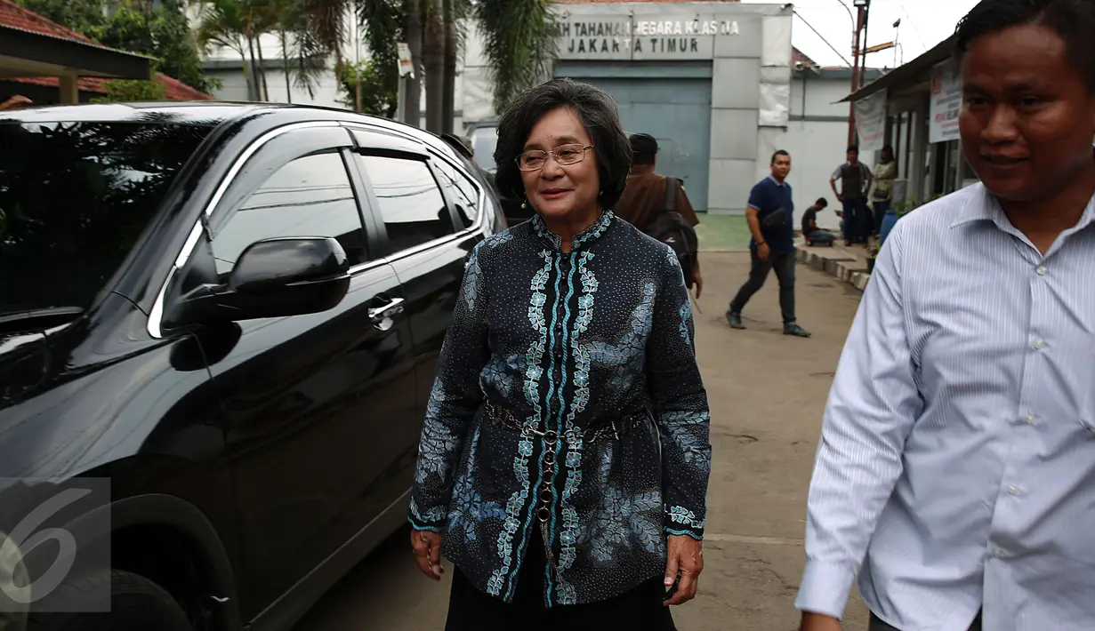 Mantan Menaker Fahmi Idris usai mengunjungi mantan Menkes Siti Fadilah Supari di Rutan Pondok Bambu, Jakarta, Kamis (10/11). Kunjungan tersebut sebagai bentuk solidaritasnya sesama mantan menteri di era SBY. (Liputan6.com/Johan Tallo)