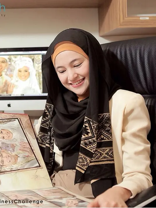 Saat akan nikah dengan Ben Kasyafani, Caca tampil dengan menutup auratnya alias berhijab. Setelah bercerai dengan Ben September 2014, tak lama setelah itu melepas hijabnya. (Instagram/marshanda99)