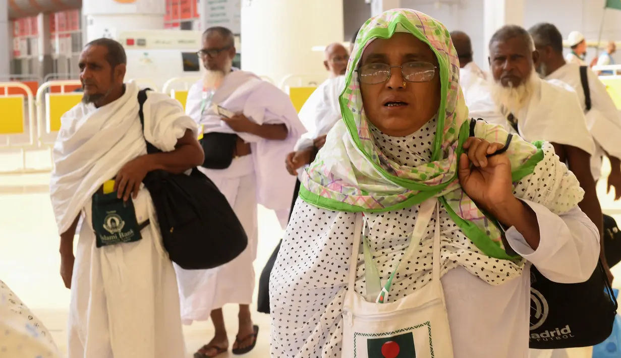 Jemaah haji asal Bangladesh tiba di Bandara King abdul Aziz, Jeddah, Arab Saudi, Minggu (7/7/2019). Menunaikan ibadah haji merupakan rukun islam ke-5 dan dianggap pondasi wajib bagi orang-orang beriman yang mampu dan merupakan dasar dari kehidupan Muslim. (Amer HILABI/AFP)
