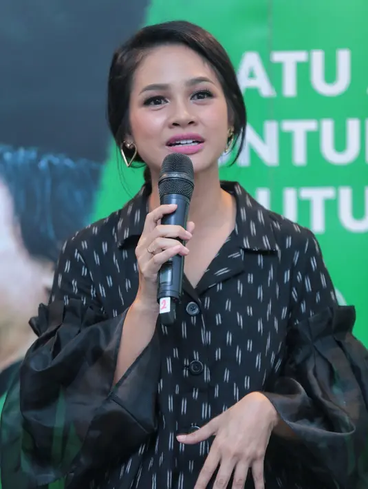 Sebagai seorang selebriti, Andien tidak melulu memikirkan bayaran yang didapatkannya untuk setiap penampilannya. Seperto di iklan layanan masyarakat kali ini, di mana ia puna alasan sendiri rela tak dibayar. (Adrian Putra/Bintang.com)