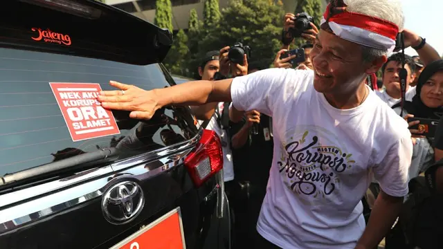 Ganjar Tempeli Mobil Dinas Stiker Keramat