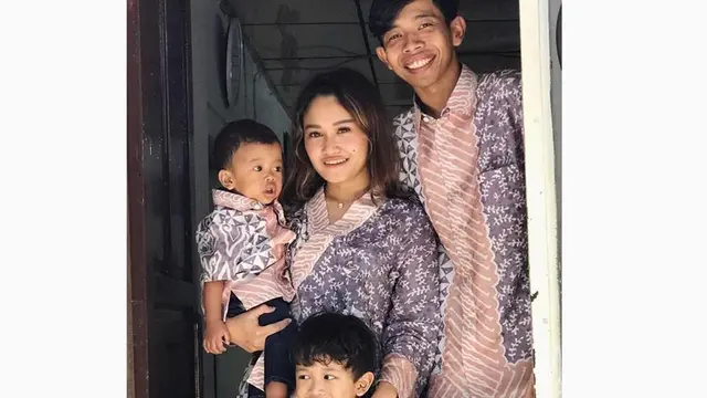 Jarang Tersorot, Ini 6 Momen Kompaknya Dede Sunandar dan Istri