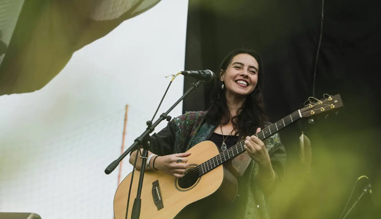 Setiap tampil dipanggung, wanita berusia 24 tahun ini cukup sering menggunakan pakaian santai lengkap dengan membawa gitarnya. (Liputan6.com/IG/@sandrayatifay)