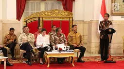 Presiden Jokowi menggelar Rapat Kabinet Paripurna bersama seluruh menteri di Istana Negara, Jakarta, Senin (5/3). Jokowi meminta jajarannya untuk bisa menjaga stabilitas politik dan keamanan di tahun politik 2018 dan 2019. (Liputan6.com/Angga Yuniar)