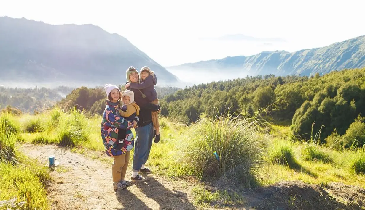 "Dalam sekedip mata kalian kian bertumbuh besar. Dan yang bisa kami lakukan adalah terus membersamai langkah kalian." (Foto: Instgaram/ andienaisyah)