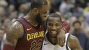 Pemain Cleveland Cavaliers, LeBron James berbincang dengan pemain Milwaukee Bucks, Eric Bledsoe usai laga NBA basketball game di BMO Harris Bradley Center, Milwaukee, (19/12/2017). Bucks menang 119-116. (AP/Morry Gash)
