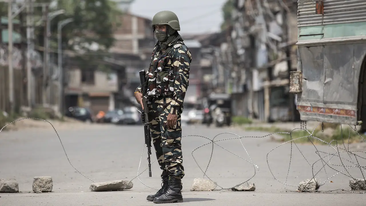 Tentara Paramiliter India Bersenjata Jaga Lockdown COVID-19