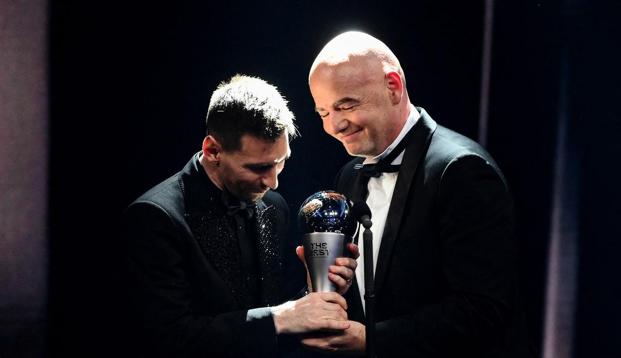 Presiden FIFA, Gianni Infantino, memberikan trofi penghargaan kepada Lionel Messi sebagai pemain terbaik FIFA 2022 di Paris, Selasa (28/2/2023). Striker timnas Argentina dan Paris Saint-Germain itu menyabet penghargaan pemain terbaik FIFA 2022. (AFP/Franck Fife)