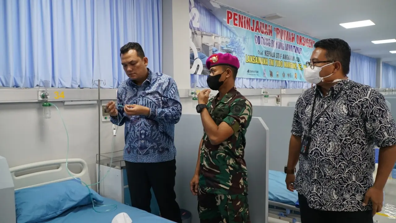 Wakil Ketua Komisi VI DPR Martin Manurung mengapresiasi tempat Isolasi Terpusat (Isoter) Rumah Oksigen di kawasan industri SIER. (Dian Kurniawan/Liputan6.com)