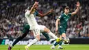 Di babak kedua, pertandingan kembali berjalan intens. Manchester City mencoba untuk mengejar defisit tiga gol di babak pertama. Tampak dalam foto, pemain Real Madrid, Brahim Diaz (depan) berebut bola dengan Marc Guehi (Manchester City) saat pertandingan leg pertama babak 16 besar Liga Champions 2025/2026 di stadion Santiago Bernabeu, Rabu 11 Maret 2026 waktu setempat atau Kamis 12 Maret 2026 dini hari WIB. (AP Photo/Jose Breton)
