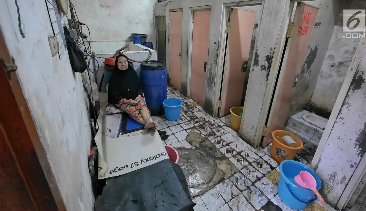 Warga menjaga WC umum di Muara Baru, Jakarta, Selasa (9/7/2019). Pada saat musim kemarau air sumur tidak mengalir deres, untuk memenuhi air bersih warga dalam sehari mereka mengeluarkan uang Rp. 15.000 untuk membeli enam jeriken untuk air bersih. (Liputan6.com/Warga menjaga WC umum dHerman Zakharia)