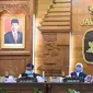 Gubernur Jawa Timur Khofifah Indar Parawansa menggelar video conference dengan Direktur Utama BPJS Kesehatan, Fachmi Idris pada Kamis, (16/7/2020). (Foto: Liputan6.com/Dian Kurniawan)