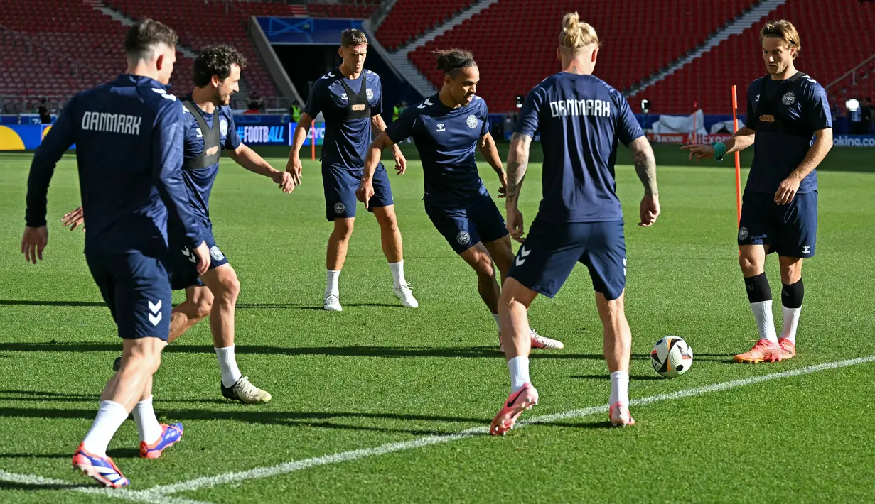 Timnas Denmark akan bertemu Slovenia di MHPArena (Stuttgart Arena) pada laga pekan pertama Grup C Euro 2024, Minggu sore WIB.  (THOMAS KIENZLE/AFP)