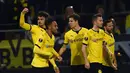 Pemain Dortmund merayakan gol yang dicetak Mats Hummels ke gawang Liverpool pada laga leg pertama perempat final Liga Europa di Stadion Signal Iduna Park, Dortmund, Jumat (8/4/2016) dini hari WIB. (AFP/Patrik Stollarz)