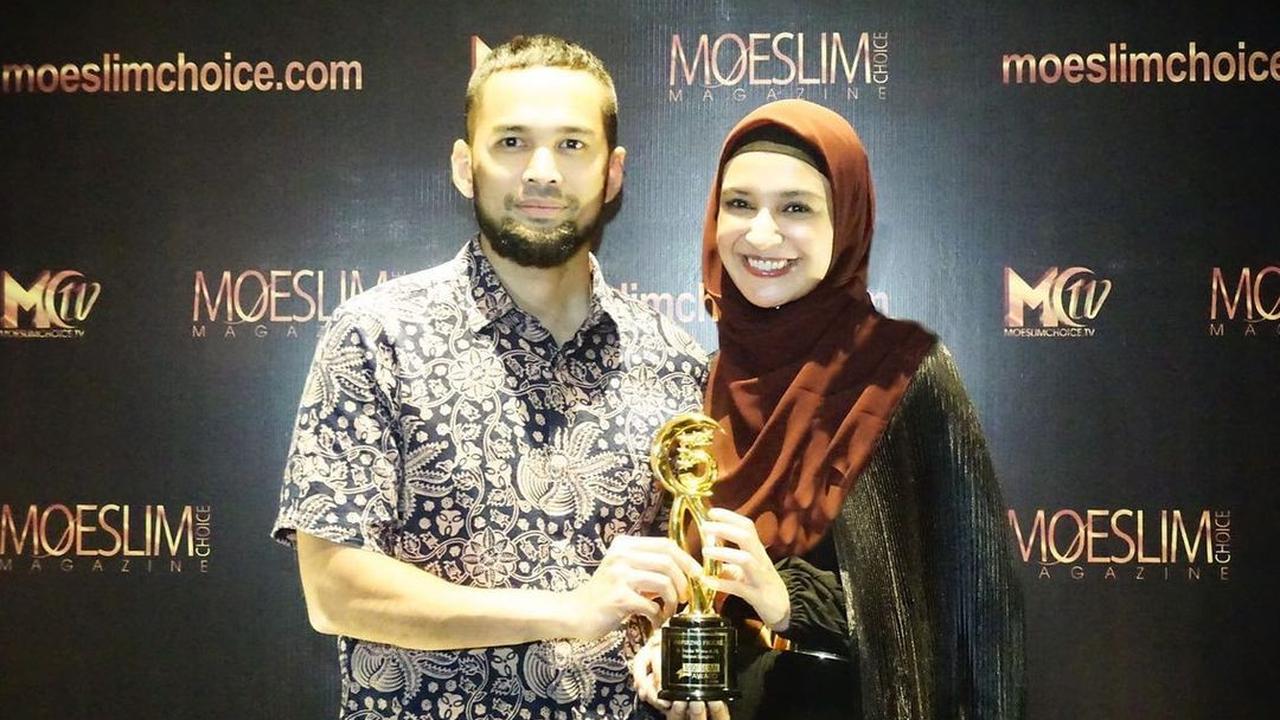 Teuku Wisnu dan Shireen Sungkar mendapatkan penghargaan Inspiring Figure versi Moeslim Choice (https://www.instagram.com/p/Cmilr61vBv0/)