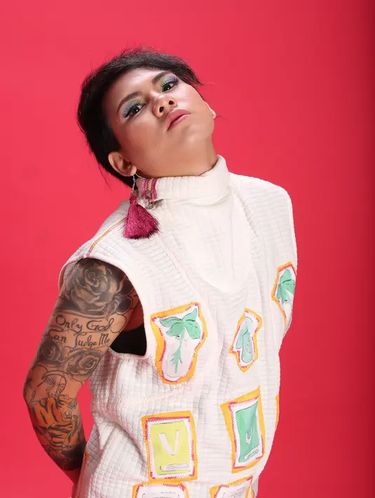 "Kalau dibilang tidak ada upaya lagi sekarang, bukan itu lagi. Ini masalah perasaan dan harga diri. Dan yang penting saya sudah merasa tidak berdaya mempertahankan," kata Evelyn di kawasan Tebet, Selasa (23/5) malam. (Bambang E. Ros/Bintang.com)