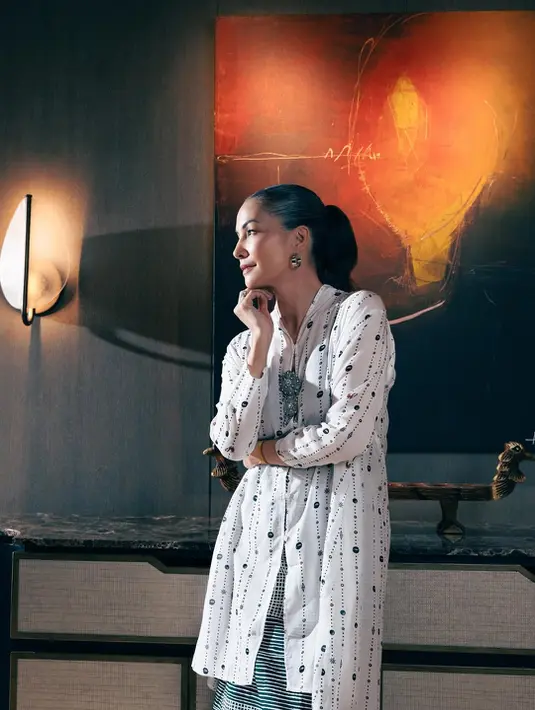 Kenakan atasan putih bersiluat kebaya, Nadya Hutagalung terlihat awet muda dengan gaya kekinian. Dipadu dengan lilitan kain Batik bermotif stripe [@nadyahutagalung]