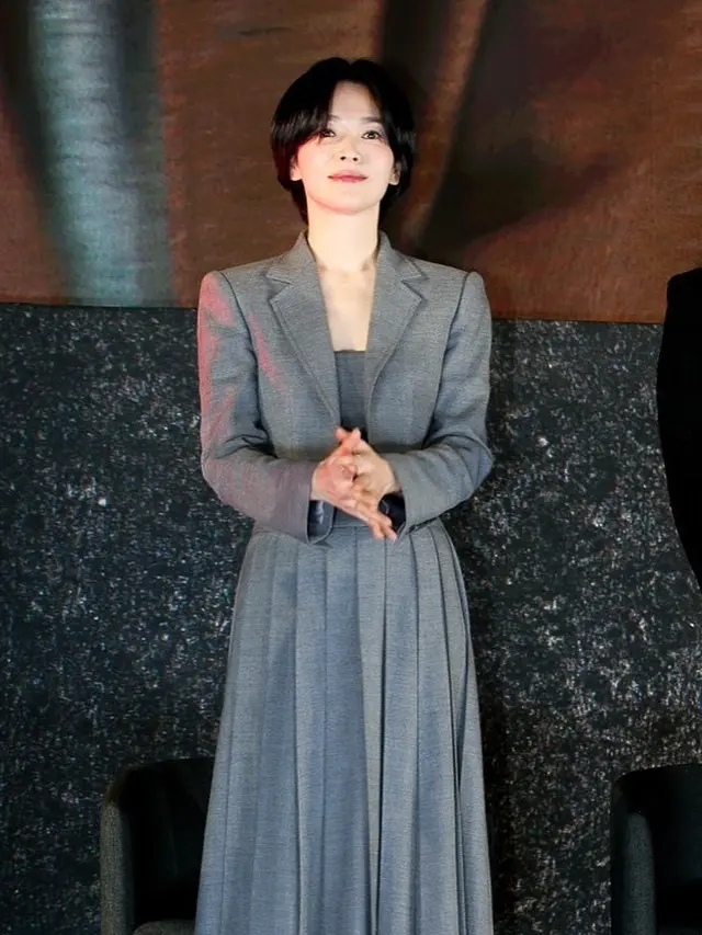 Gaya Anggun Song Hye Kyo Mengenakan Busana Semi Formal, Tampil Stylish dan Memikat (credit: Instagram/kyo1122)