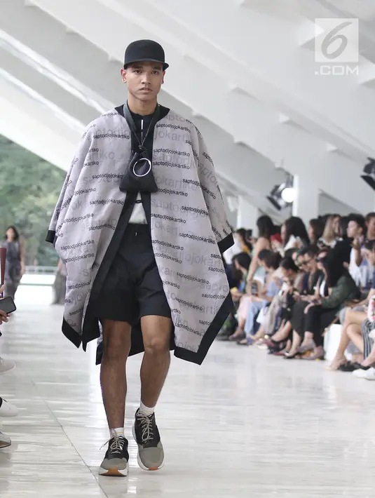 Model memeragakan busana rancangan desainer Sapto Djojokartiko di Jakarta, Kamis (20/9). Sapto memamerkan 70 busana Spring/Summer 2019 untuk merayakan 10 tahun karyanya di dunia fesyen. (Liputan6.com/Herman Zakharia)