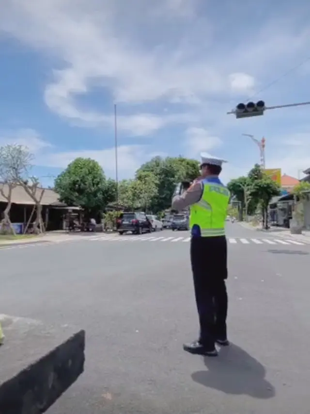 Polisi foto pelanggar (TikTok/@satlantaspolrestadps)