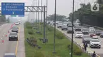Sejumlah kendaraan melintas di jalan tol Cikopo - Palimanan KM 73, Purwakarta, Jawa Barat, Sabtu (30/4/2022).  H-2 arus mudik Lebaran Idul Fitri 1443 H, ruas jalan Tol Trans Jawa kembali menerapakan skema contraflow. (Liputan6.com/Herman Zakharia)
