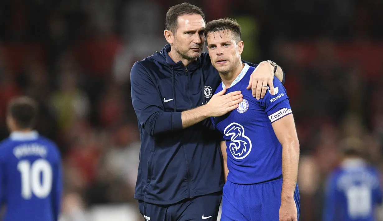 Bek Chelsea, Cesar Azpilicueta (kanan) dihibur pelatih caretaker, Frank Lampard usai dikalahkan Manchester United pada laga Liga Inggris 2022/2023 di Old Trafford Stadium, Manchester (25/5/2023). Cesar Azpilicueta didatangkan Chelsea dari Marseille pada awal musim 2012/2013. Jabatan kapten tim di sandangnya sejak awal musim 2019/2020 menggantikan Gary Cahill. Setelah 11 musim, ia meninggalkan The Blues untuk membela Atletico Madrid mulai musim 2023/2024. (AFP/Oli Scarff)
