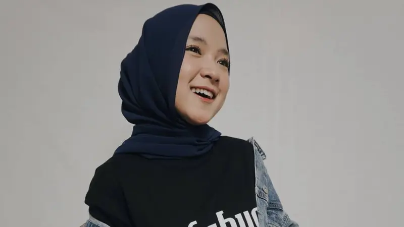 FOTO: Gaya Nissa Sabyan saat Pakai Jaket Jeans, Menawan