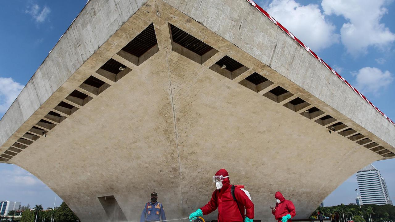Penyemprotan Disinfektan di Lingkungan Monas