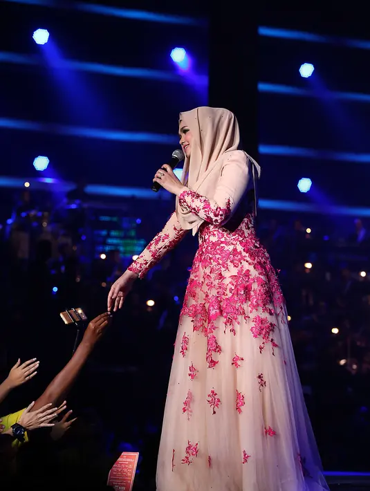 Kegembiraannya di hari jadinya ke 37 adalah berbarengan dengan puncak perayaan televisi Indosiar yang ke 21 tahun. (Andy Masela/Bintang.com)