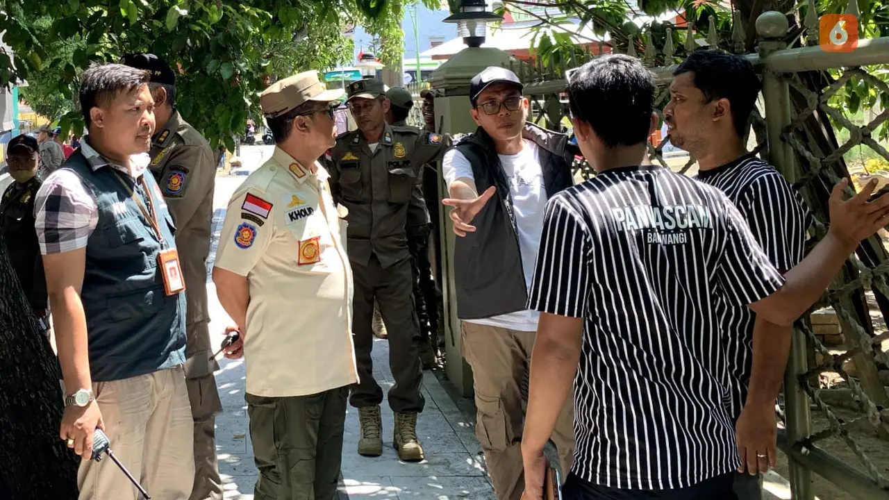 Seragam Panwascam mirip seragam milik salah satu capres 2024 dapat kritikan dari masyarakat (Hermawan Arifianto/Liputan6.com)