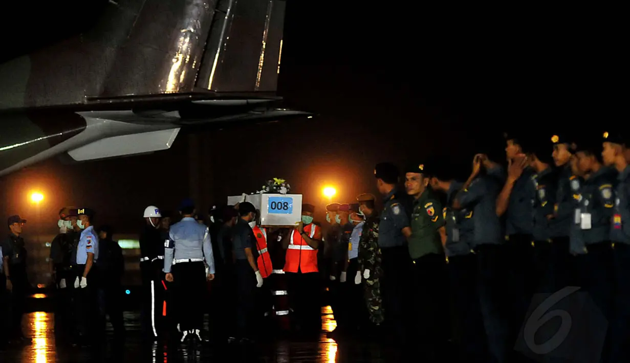 Dua jenazah korban pesawat AirAsia QZ-8501 tiba di Lanud TNI AL Juanda, Surabaya, Kamis malam (1/1/2015). Beberapa anggota TNI bersiaga mengamankan proses pemindahan jenazah korban. (Liputan6.com/Johan Tallo)