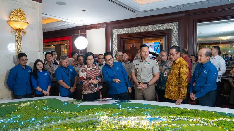 Menteri Keuangan Sri Mulyani dan Menteri ATR/Kepala BPN, Agus Harimurti Yudhoyono (AHY) meninjau Maket masterplan Penajam Paser Utara (PPU) milik Badan Bank Tanah