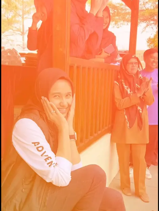 "Kena lagi gombalan anak SMA 🤣.. Bakalan kangen keseruan menjadi Bunda Genre, allhamdulillah di hari terakhir, masih bisa berkesempatan memberikan edukasi santai untuk anak anak remaja Bandung Barat di kecamatan Cipongkor..," tulis Sonya sebagai keterangan video. [Instagram/sonyafatmala]