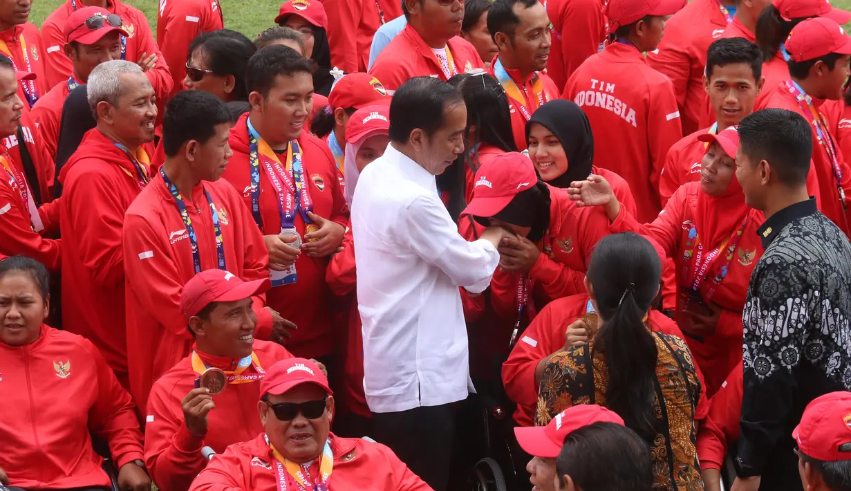 Presiden Joko Widodo menyalami para atlet usai memberikan bonus kepada peraih medali Asian Para Games 2018 di Istana Bogor, Jakarta, Sabtu (13/10). Bonus yang diberikan setara dengan bonus yang diterima atlet Asian Games 2018. (Liputan6.com/HO/Randy)