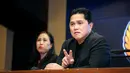 Ketua Umum PSSI, Erick Thohir memberikan gestur angka dua saat mendengarkan pertanyaan awak media saat konferensi pers mengenai perkembangan Timnas Indonesia Putri yang berlangsung di Stadion Utama Gelora Bung Karno (SUGBK), Senayan, Jakarta, Sabtu (21/09/2024). (Bola.com/Bagaskara Lazuardi)