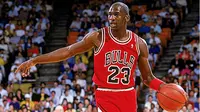Legenda NBA yang satu ini merupakan ikon basket di tahun 90-an, bahkan nomor jersey 23 sangat identik dengannya.
