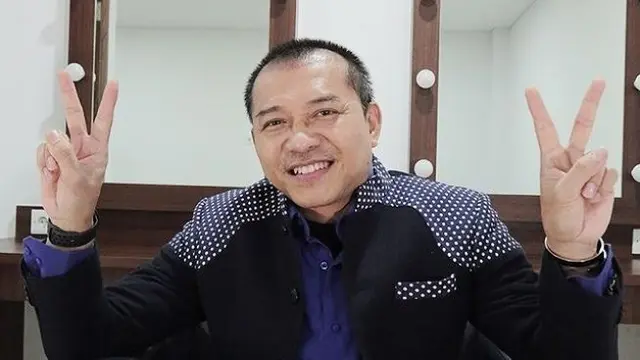 Aktor pria Usia 50 tahun beruban