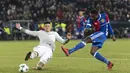 Marcos Rojo (kiri) mencoba menahan sepakan pemain Basel, Dimitri Oberlin (kanan) pada laga grup A Liga Champions di St. Jakob-Park stadium, Basel, Swiss, (22/11/2017). MU kalah 0-1 dari Basel. (Georgios Kefalas/Keystone via AP)