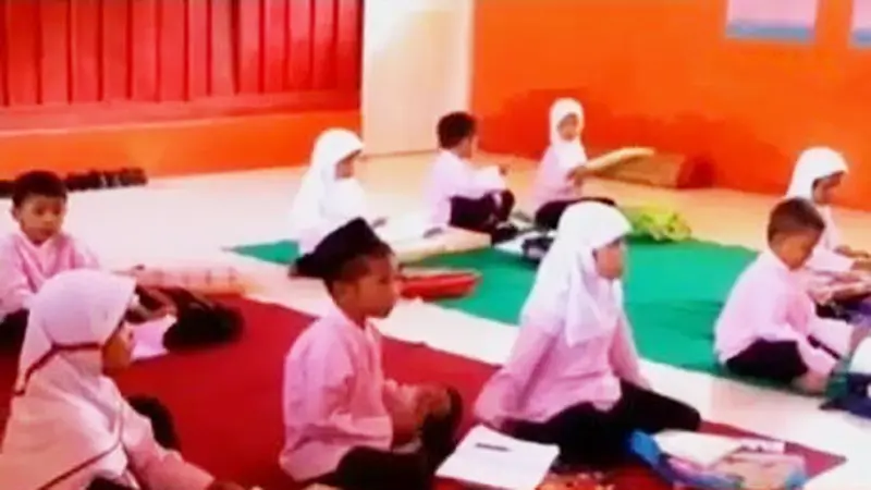 VIDEO: Bangunan SD Rusak, Siswa di Padang Belajar di Musala