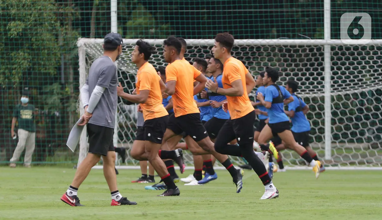 Pemain Timnas Indonesia U-22 saat mengikuti latihan perdana di Lapangan D, Kompleks Gelora Bung Karno, Senayan, Jakarta, Rabu (10/2/2021). Latihan perdana Timnas U-22 diikuti 31 pemain yang dipersiapkan untuk ajang SEA Games 2021 di Vietnam. (Liputan6.com/Helmi Fithriansyah)