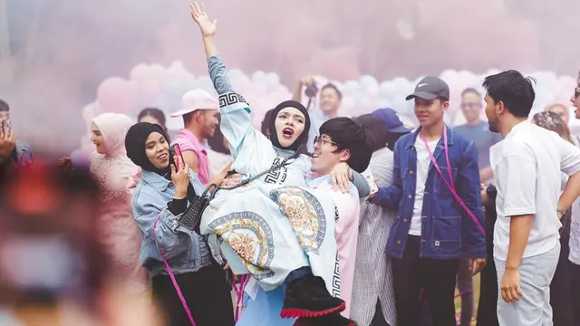 8 Potret Gender Reveal Anak Kedua Aurel Hermansyah, Ramai Semua Keluarga Datang
