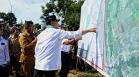 Menteri Perhubungan Budi Karya Sumadi mengunjungi lokasi rencana pembangunan Bandara Sukadana di Kabupaten Kayong Utara, Kalimantan Barat (19/2/2019).