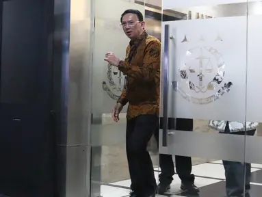 Mantan Komisaris Utama PT Pertamina (Persero), Basuki Tjahaja Purnama alias Ahok bersiap meninggalkan gedung Kejaksaan Agung Republik Indonesia, Jakarta, Kamis (13/3/2025). (merdeka.com/Arie Basuki)