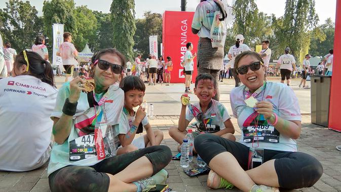 Trik Warga Seru-Seruan dengan Bubuk Warna di The Color Run 2018